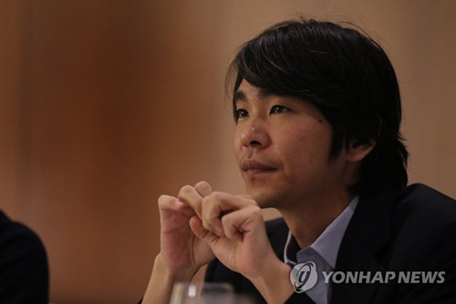지난해 5월 28일 오후 경기도 가평군 청평면 마이다스 리조트에서 열린 제22회 LG배 조선일보 기왕전 개막식에서 이세돌 9단이 대진표를 추첨한 뒤 생각에 잠겨 있다. <연합뉴스>